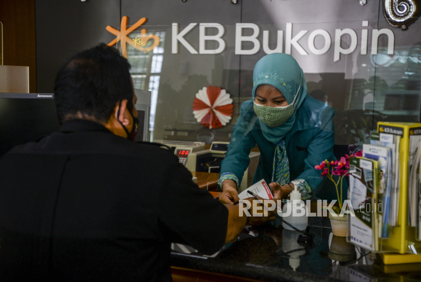 Karyawan melayani nasabah pada peresmian Layanan Syariah Bank Umum di Kantor Bank KB Bukopin Bogor, Jawa Barat. ilustrasi. Republika/Putra M. Akbar