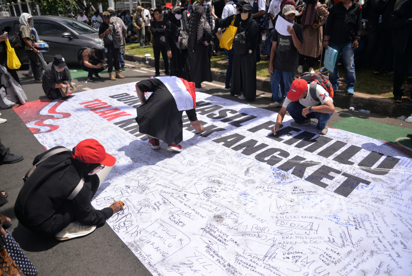 Sejumlah massa dari berbagai elemen masyarakat melakukan aksi mendukung hak angket di depan kompleks parlemen, Senayan, Jakarta, Selasa (5/3/2024). 
