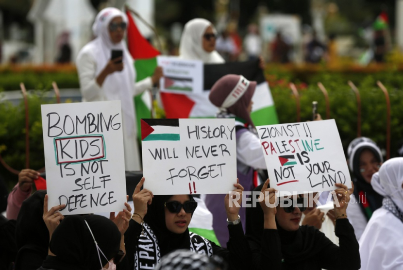 Demonstran memegang poster selama unjuk rasa mendukung warga Palestina di Masjid Agung Baiturrahman di Banda Aceh, Rabu (8/11/2023).