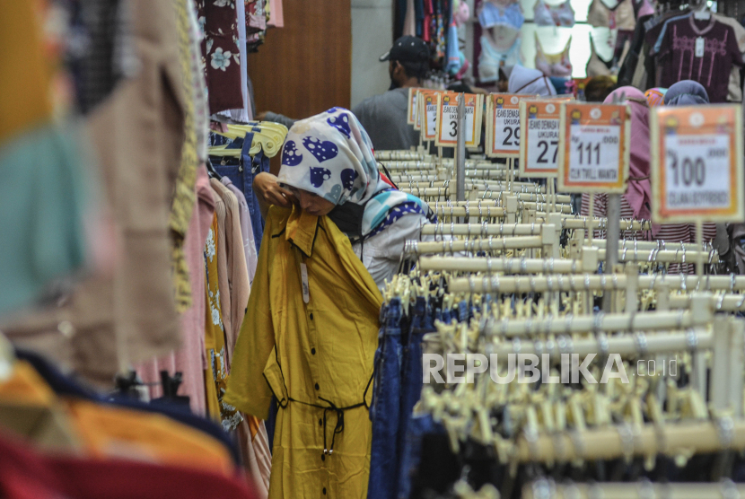 Calon pembeli memilih baju di pusat penjualan pakaian di Kabupaten Ciamis, Jawa Barat, Jumat (15/5/2020). Meski sudah diterapkan Pembatasan Sosial Berskala Besar (PSBB) Provinsi Jawa Barat sejak sepekan terakhir, namun menjelang lebaran toko pakaian ramai dikunjungi orang yang ingin membeli kebutuhan untuk perayaan Idul Fitri 1441 H