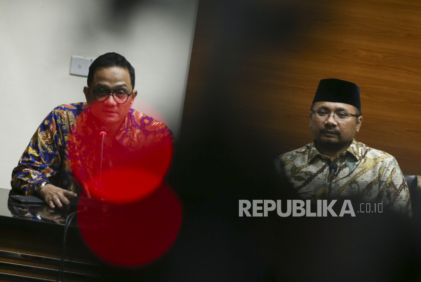 Kepala Badan Pengelola Keuangan Haji (BPKH) Fadlul Imansyah (kiri) memberikan keterangan pers disaksikan oleh Menteri Agama Yaqut Cholil Qoumas (kanan) usai pertemuan dengan KPK di Gedung Merah Putih KPK, Jakarta, Jumat (27/1/2023). Pertemuan tersebut membahas rencana kenaikan biaya haji 2023.