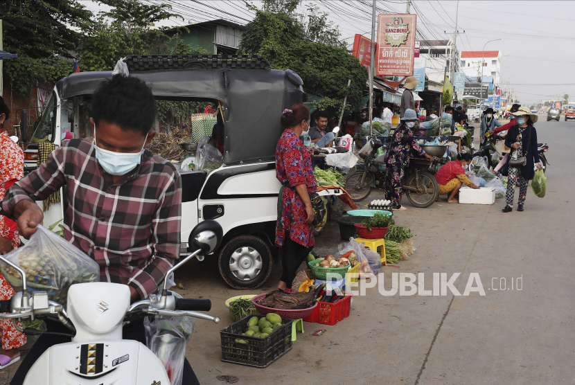 Para pedagang mencoba menjual sayur mayurnya di jalan di kawasan yang terkunci di Phnom Penh, Kamboja, Rabu, 28 April 2021. 