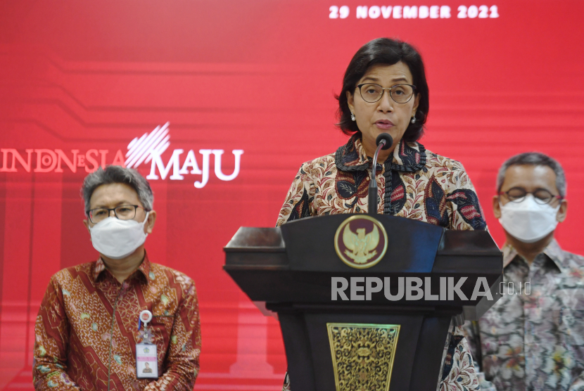 Menteri Keuangan Sri Mulyani (tengah) memberikan keterangan pers di Kantor Presiden, Jakarta, Senin (29/11/2021). 