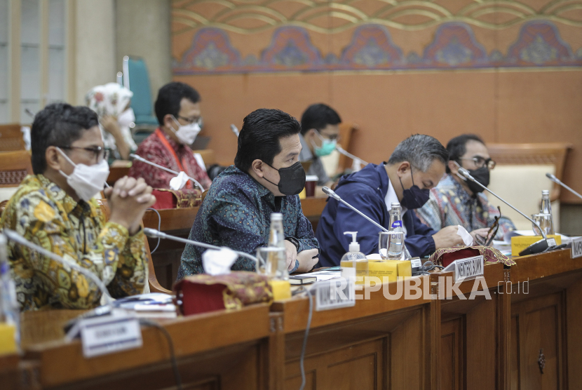 Menteri BUMN Erick Thohir (kedua kiri) didampingi Wakil Menteri BUMN I Pahala Nugraha Mansury (kiri), Wakil Menteri BUMN II Kartika Wirjoatmodjo (kedua kanan) dan Direktur Utama PT Bio Farma (Persero) Honesti Basyir (kanan) mengikuti rapat kerja dengan Komisi VI DPR di Kompleks Parlemen, Senayan, Jakarta, Rabu (20/1/2021). Rapat tersebut membahas pelaksanaan pembelian vaksin COVID-19. 