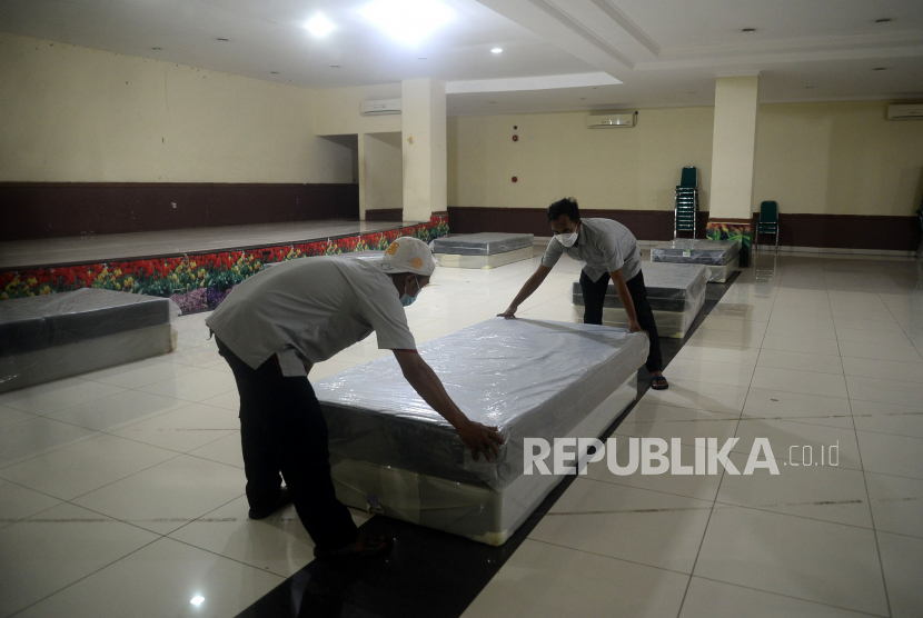 Petugas menata tempat tidur di Gelanggang Olahraga (GOR) Kecamatan Tanjung Priok, Jakarta, Selasa (8/2/2022). Pemerintah Kota Jakarta Utara menyiapkan GOR Tanjung Priok sebagai lokasi isolasi terkendali untuk penanganan pasien COVID-19 yang memiliki kapasitas maksimal mencapai 400 orang. 