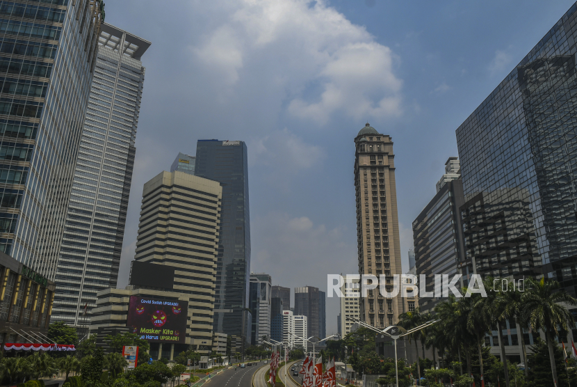 Suasana gedung bertingkat di kawasan Jalan Sudirman, Jakarta, Selasa (3/8/2021). Pemerintah mencatatkan realisasi anggaran program pemulihan ekonomi nasional (PEN) per 24 September 2021 sebesar Rp 404,7 triliun. 