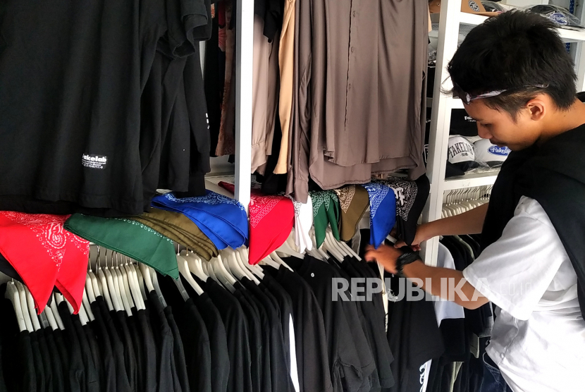 Pekerja merapihkan produk fashion di Fakelab, Yogyakarta, Selasa (28/3/2023). Masuknya produk fashion bekas atau thrifting ke Indonesia ikut memengaruhi penjualan produk fashion dalam negeri. Penurunan penjualan ini sejak pertengahan lalu dan angkanya mencapai 50 persen.