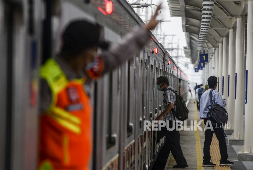 PT KCI bekerja sama dengan Gojek menyediakan layanan pembelian tiket KRL.