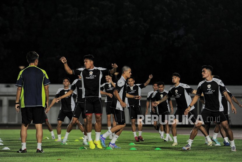 Pemain Timnas Indonesia mengikuti sesi latihan di Stadion Madya GBK, Jakarta, Ahad (8/9/2024). Sesi latihan tersebut digelar sebagai persiapan laga putaran ketiga Kualifikasi Piala Dunia 2026 Zona Asia melawan Australia pada Selasa 10 September mendatang di Stadion Utama Gelora Bung Karno (SUGBK). Penjaga gawang Maarten Paes ikut bergabung pada sesi latihan bersama skuad timnas lainnya, sementara dua pemain keturuanan yang sedang menjalani proses naturalisasi Mees Hilgers dan Eliano Reijnders belum bergabung pada sesi latihan di Stadion Madya pada hari ini.