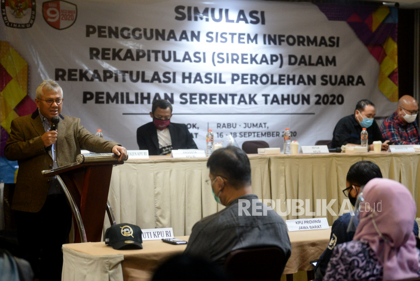 Ketua KPU Arief Budiman memberikan sambutan pada acara simulasi penggunaan sistem informasi rekapitulasi (SIREKAP) di Depok, Jawa Barat, Kamis (17/9). Kegiatan simulasi SIREKAP tersebut dalam rangka memastikan kesiapan penggunaannya dalam penyelenggara Pilkada serentak 2020 di daerah. Prayogi/Republika.  