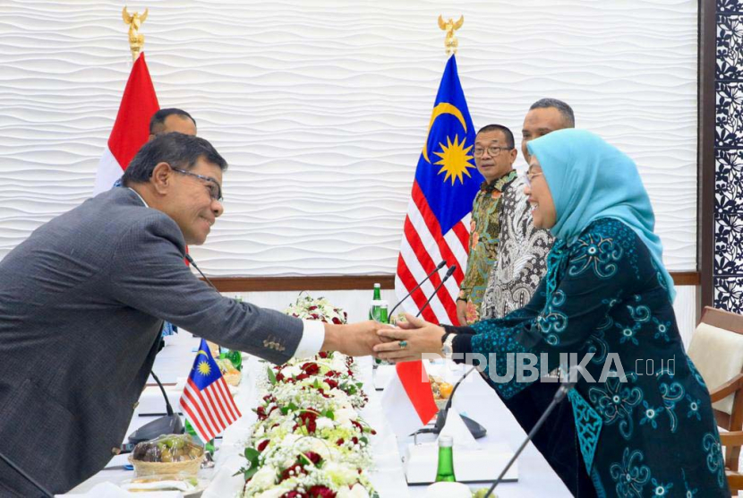 Menteri Ketenagakerjaan (Menaker) Ida Fauziyah menerima kunjungan Menteri Dalam Negeri Malaysia, Datuk Seri Saifuddin Nasution bin Ismail, di Kantor Kementerian Ketenagakerjaan (Kemenaker), Jakarta Selatan, Senin (30/1/2023).