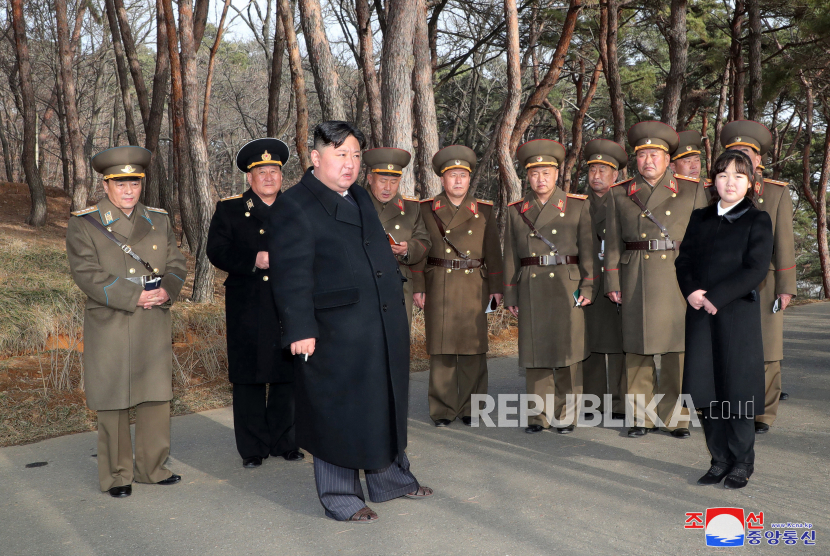  Sebuah foto yang dirilis oleh Kantor Berita Pusat Korea Utara (KCNA) resmi menunjukkan Pemimpin Tertinggi Kim Jong Un (3-L) dan putrinya Kim Ju-ae (kanan) pada latihan artileri di lokasi yang dirahasiakan di Korea Utara, Kamis (9/3/2023) (diterbitkan Jumat (10/3/2023). Menurut KCNA, Pemimpin Tertinggi Kim Jong Un 