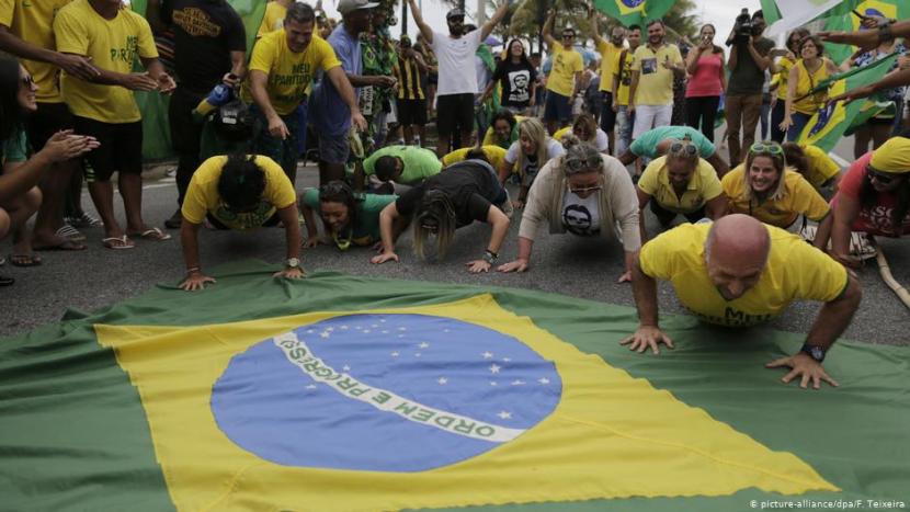 Lawan Corona dengan Push Up, Presiden Brasil Puji Dirinya