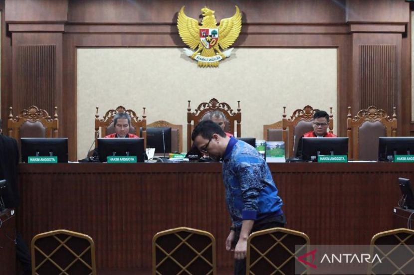 Tiga terdakwa perintangan kasus korupsi dituntut 8–10 tahun penjara.