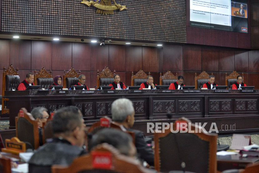 Suasana sidang perdana Perselisihan Hasil Pemilihan Umum (PHPU) 2024 di Gedung Mahkamah Konstitusi, Jakarta, Rabu (27/4/2024).