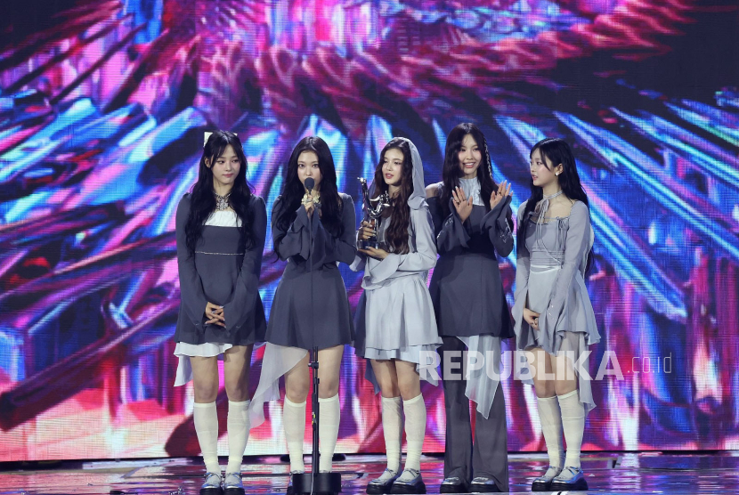 Grup K-pop NewJeans. Grup ini akan mendapatkan penghargaan Group of the Year dari 2024 Billboard Women in Music Awards.