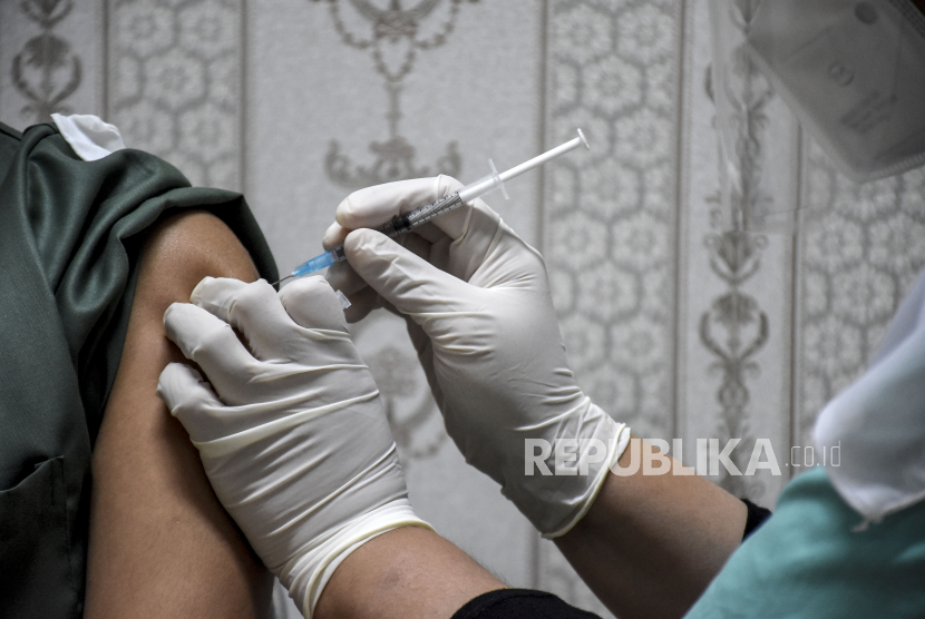 Vaksinator menyuntikkan vaksin Covid-19 Sinovac k