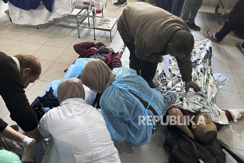 Warga Palestina yang terluka akibat serangan Israel saat menunggu bantuan kemanusiaan di pantai Kota Gaza dirawat di Rumah Sakit Shifa pada Kamis, 29 Februari 2024.