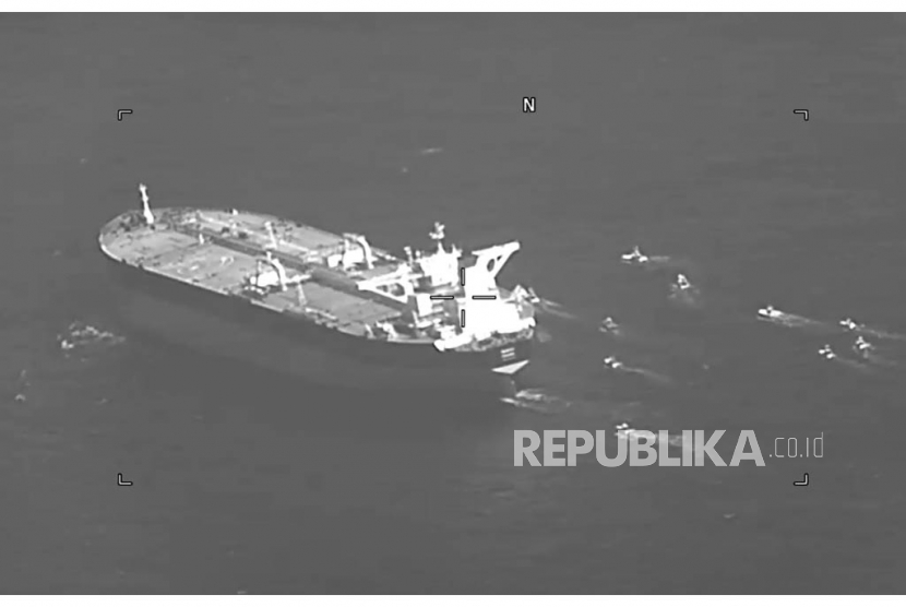 Gambar video yang dirilis Angkata Laut AS, menunjukkan tanker minya berbendera Panama, Niovi dikepung kapal Garda Revolusi Iran di Selat Hormuz  pada 3 Mei 2023. 