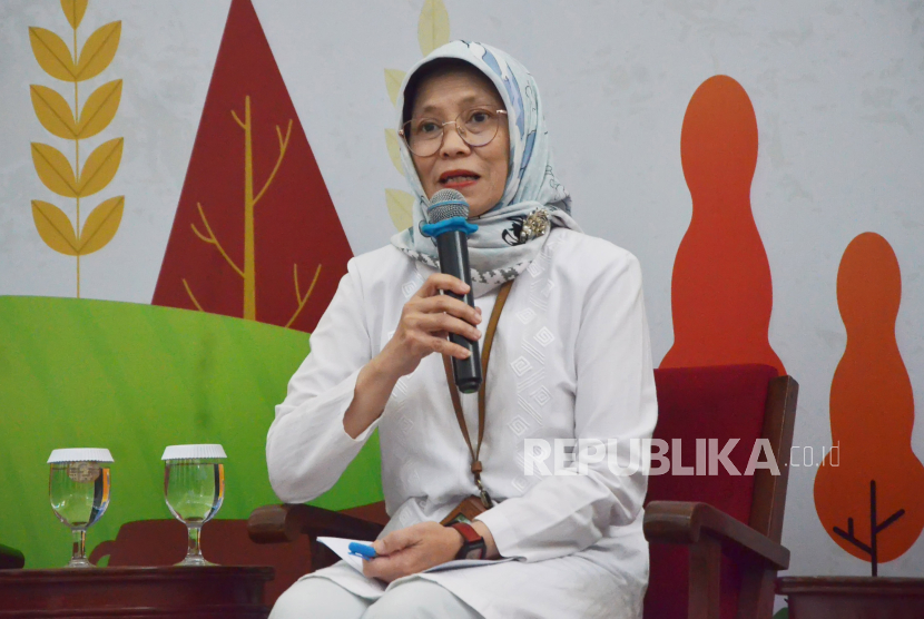 Sekretaris Dinas Ketahanan Pangan dan Peternakan Provinsi Jawa Barat (Jabar) Indriantari menyampaikan pemaparaan saat kegiatan Bewara Jawa Barat (Beja) tentang Kontes Ternak dan Expo Pangan 2024, di Gedung Sate, Kota Bandung, Senin (22/7/2024). Kegiatan tersebut bertujuan untuk melestarikan sumber daya genetik hewan ternak Jabar, dan mengangkat pangan lokal Jabar. Rencananya kontes ternak dan expo pangan akan berlangsung pada 24-25 Juli di Lembang.