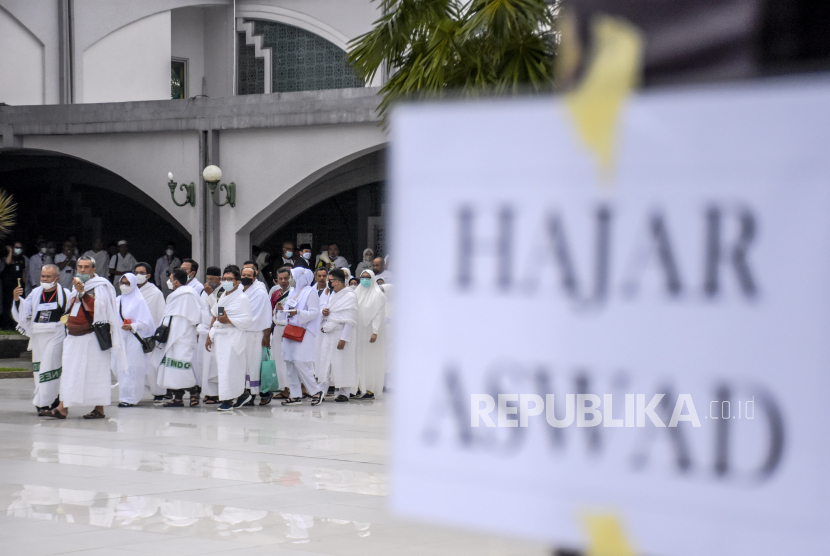 Sejumlah calon jamaah haji mengikuti manasik haji di halaman Masjid Pusdai, Kota Bandung, Kamis (26/5/2022). Kemenag Minta KBIHU Ubah Pola Pembelajaran Manasik Maji
