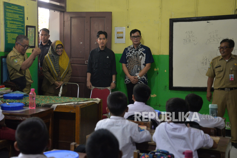 Gibran Rakabuming Raka meninjau uji coba pelaksanaan program Makan Bergizi Gratis (MBG) di SDN 4  Kota Tangerang, Banten, Senin (5/8/2024). Gibran mengusulkan UU Perlindungan Guru.