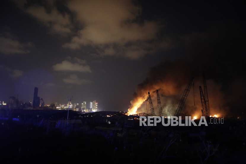 Api membakar setelah ledakan di pelabuhan Beirut, Lebanon, Selasa (4/8) waktu setempat.