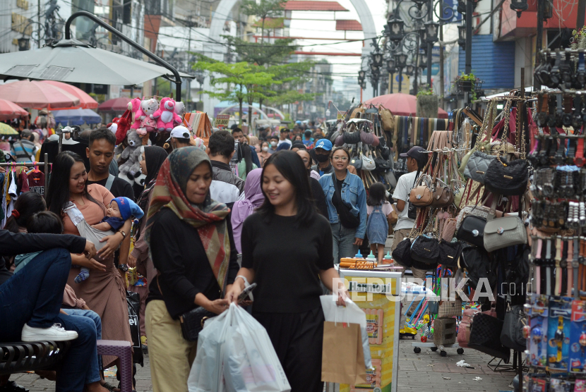 Pengunjung memadati kawasan pedistrian Jalan Dalem Kaum, Alun-alun Kota Bandung, Jawa Barat, Selasa (9/4/2024). Jelang Hari raya Idul Fitri, kawasan tersebut ramai oleh pedagang kaki lima (PKL), dan pengunjung yang berburu pakaian Lebaran.