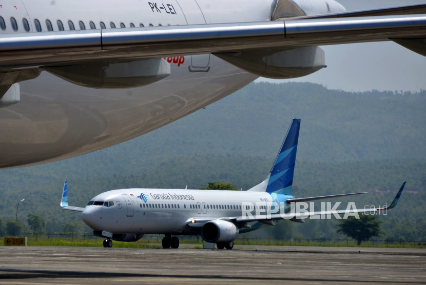 Pesawat Garuda Indonesia memasuki area apron saat tiba di Bandara Internasional Sultan Iskandar Muda, Blangbintang, Kabupaten Aceh Besar, Aceh. Kemenhub diminta mengevaluasi tingginya harga tiket pesawat ke Aceh. (ilustrasi) 