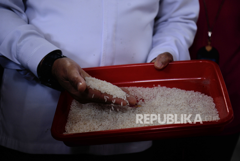 Direktur Utama Perum Bulog Budi Waseso menunjukan beras saat melakukan peninjauan di Gudang Beras Food Station, Cipinang, Jakarta, pekan lalu. Budi menyoroti adanya praktik mafia beras yang membuat harga beras tinggi di kalangan masyarakat. (ilustrasi)