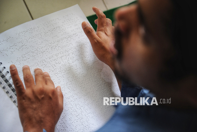 Para santri tunanetra saat mengikuti kegiatan membaca dan menghafal Al-Quran Braille di Rumah Tahfiz Nurul Qolbi, Tajur, Bogor, Jawa Barat, Selasa (18/3/2025).