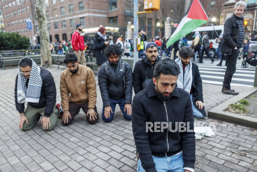 Unjuk rasa pro palestina yang digelar para di kawasan Columbia University di New York, AS. 
