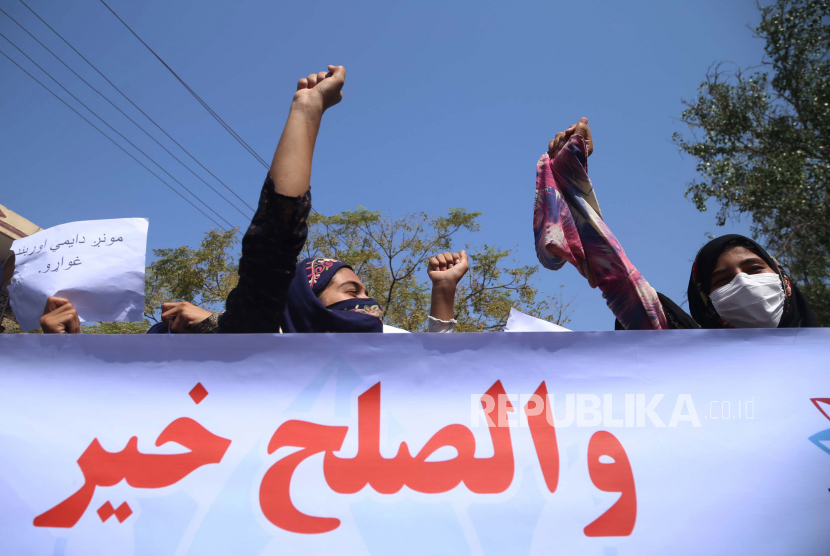 Muncul keraguan keberhasilan perdamaian dengan Afghanistan. Para wanita Afghanistan memegang plakat bertuliskan di Pashto 