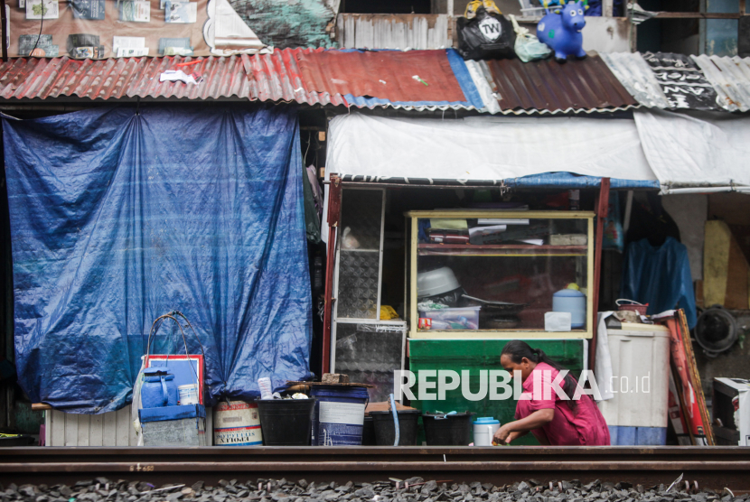 Warga beraktivitas di rumah yang lokasinya berdekatan dengan rel KRL di kawasan Pejompongan, Jakarta, Kamis (15/2/2024).