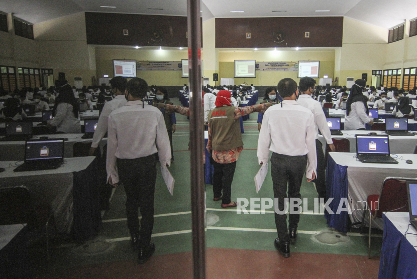 (Ilustrasi) Sejumlah peserta memasuki area tes Calon Aparatur Sipil Negara (CASN) di Balai Rakyat, Depok, Jawa Barat, Ahad (3/10/2021). Badan Kepegawaian dan Pengembangan Sumber Daya Manusia (BKPSDM) mencatat sebanyak 3.131 peserta mengikuti tes Seleksi Kompetensi Dasar (SKD) Calon Aparatur Sipil Negara (ASN) tahun 2021 di Kota Depok dengan kebutuhan ASN di wilayah tersebut hanya 182 formasi. 
