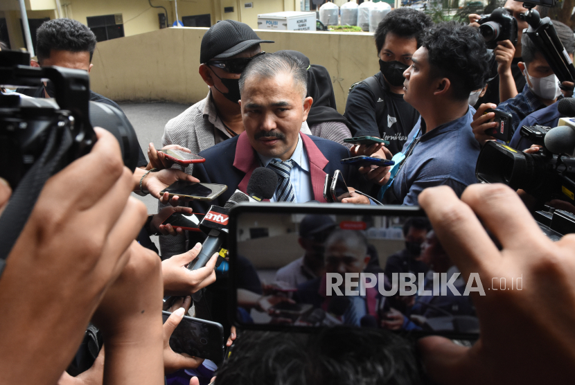 Pengacara Keluarga Brigadir Nofriansyah Yosua Hutabarat atau Brigadir J, Kamaruddin Simanjuntak (tengah) menjawab pertanyaan wartawan saat tiba di Gedung Bareskrim Mabes Polri, Jakarta Selatan, Jumat (26/8/2022). Kedatangan pengacara Keluarga Brigadir J tersebut untuk melaporkan Ferdy Sambo dan istrinya, Putri Candrawathi terkait laporan palsu dugaan pelecahan seksual yang dilayangkan kepada mendiang Brigadir Nofriansyah Yosua Hutabarat atau Brigadir J dengan pasal yang disangkakan adalah pasal 317 dan 318 jo pasal 55 dan 56 KUHP. 