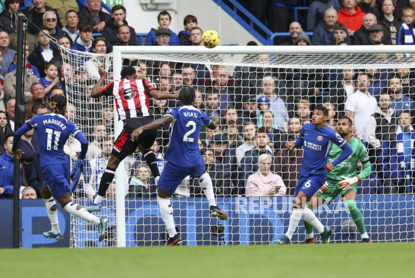 Penyerang Brentford Ethan Pinnock mencetak gol ke gawang Chelsea dalam laga lanjutan Liga Primer Inggris di markas Chelsea, Stamford Bridge, Sabtu (28/10/2023). 