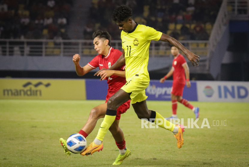 Pesepak bola Timnas Indonesia Welber Jardim (kiri) berebut bola dengan pesepak bola Timnas Malaysia Pavithran Gunalan (kanan) dalam pertandingan semifinal Piala ASEAN U-19 Boys Championship atau AFF U-19 di Stadion Gelora Bung Tomo, Surabaya, Jawa Timur, Sabtu (27/7/2024). 