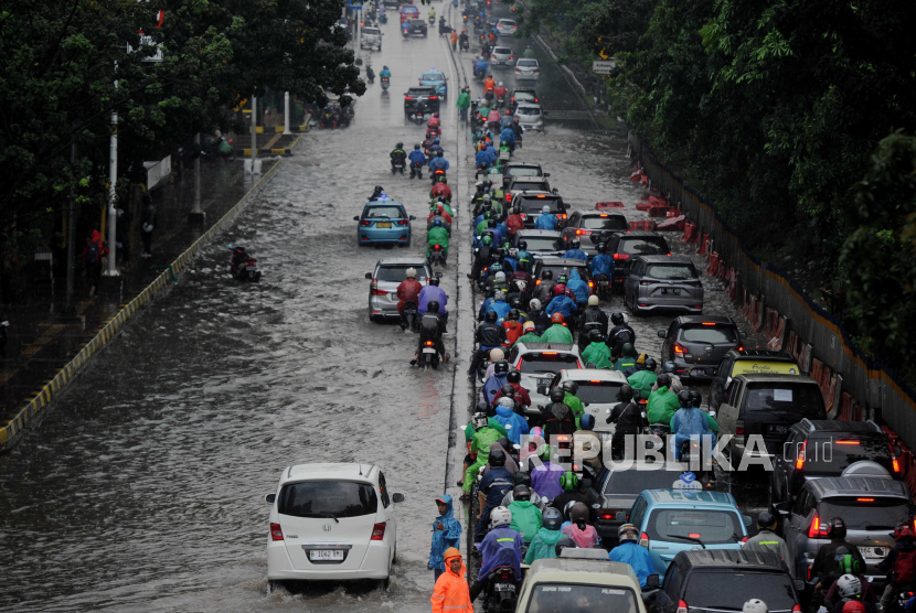 Sejumlah kendaraan melewati genangan air di Jakarta (ilustrasi). Sejumlah wilayah di Jabodetabek diprediksi mengalami hujan sedang hingga lebat pada Jumat (20/10/2023) sore.