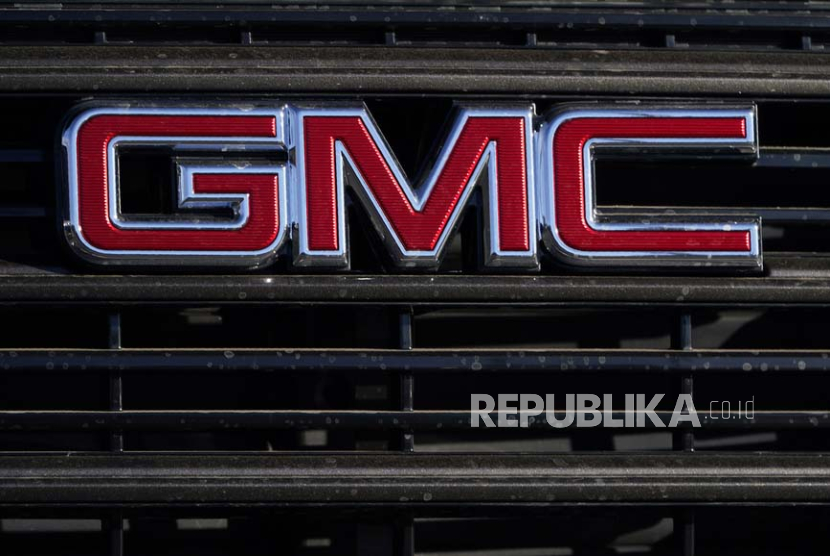 Logo perusahaan GMC dipajang di dealer truk GMC, Ahad 7 Februari 2021, di Castle Rock, Colorado. General Motors menarik sekitar 132.037 truk karena kekhawatiran tentang pintu belakang yang terbuk