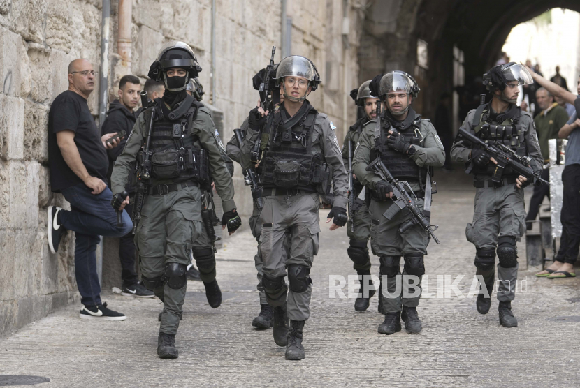 Polisi Israel dikerahkan di Kota Tua Yerusalem, Minggu, 17 April 2022. 