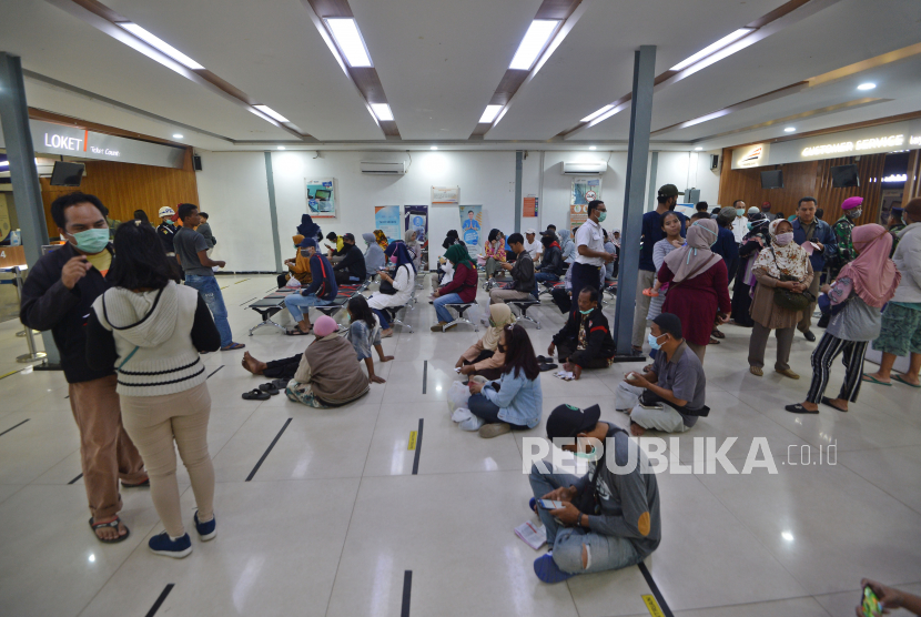Sejumlah warga menunggu giliran pengurusan pembatalan tiket perjalanan kereta api di loket pelayanan Stasiun Pasar Senen, Jakarta, Senin (23/3/2020). 
