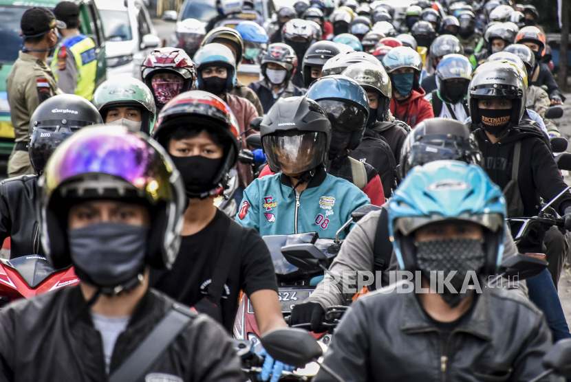 Sejumlah kendaraan memadati jalan menuju titik pemeriksaan pemudik di Jalan Raya Cibiru - Cileunyi, Kabupaten Bandung, Sabtu (23/5). Pemeriksaan tersebut dilakukan untuk mengantisipasi gelombang pemudik yang akan melintasi jalur selatan dan jalur tengah