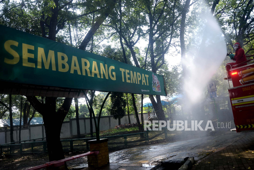 Petugas pemadam kebakaran melakukan penyemprotan disinfektan di Kawasan Taman Margasatwa Ragunan, Jakarta, Rabu (17/6). Penyemprotan ini dilakukan sebagai upaya mencegah penyebaran Covid-19 menjelang dibukanya kembali Ragunan untuk umum pada 20 Juni mendatang