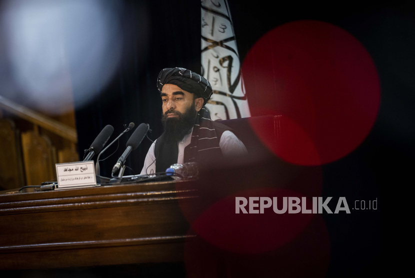  Juru bicara pemerintah Taliban Zabihullah Mujahid memberikan konferensi pers di Kabul.