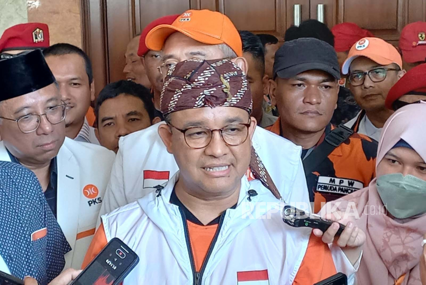 Bakal calon presiden (bacapres) Anies Rasyid Baswedan saat menghadiri acara jalan sehat dan dialog kebangsaan yang digelar PKS di Bandung, Sabtu (5/8/2023). 