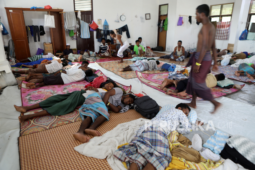 Pengungsi Rohingya beristirahat di penampungan sementara yang didirikan oleh pemerintah daerah Aceh di Ladong, Aceh Besar, Indonesia, 24 Februari 2023.