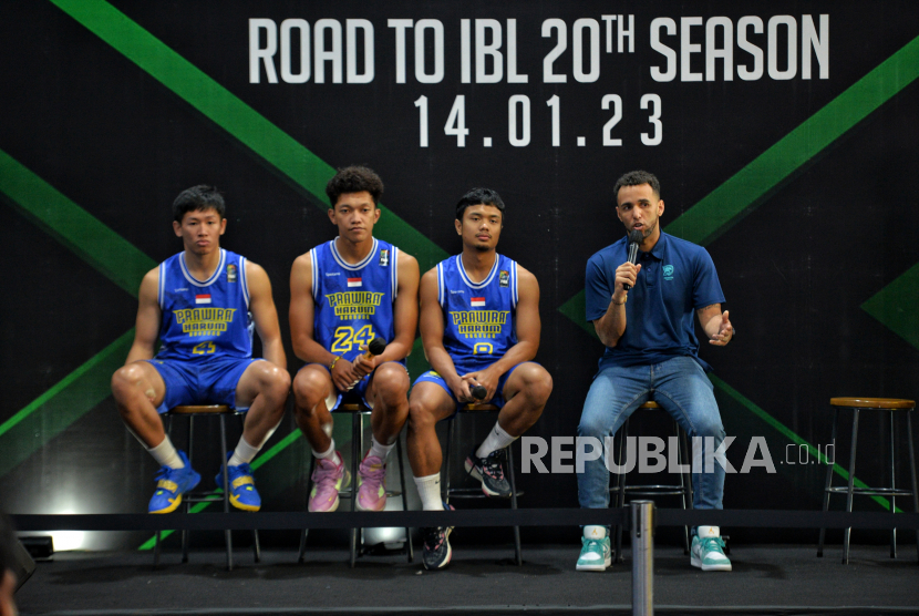 Pebasket Prawira Harum Bandung Abraham Damar Grahita, Indra Muhammad, Yudha Saputra, dan pelatih David Singleton (kiri-kanan) saat konferensi pers Road to IBL 20th Anniversary Season di Jakarta, Rabu (14/12/2022). 