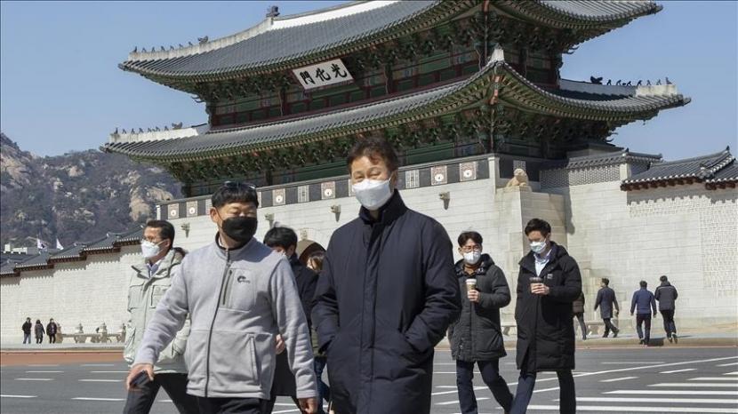Korea Selatan pada Jumat (14/1/2022) melonggarkan beberapa pembatasan pandemi karena infeksi harian di negara itu turun dari 7.000 per hari pada bulan lalu menjadi 4.000 pada Januari.