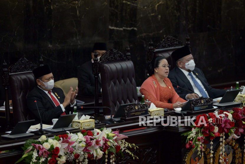 Ketua DPR Puan Maharani bersama Ketua MPR Bambang Soesatyo dan Ketua DPD La Nyalla Mattalitti dalam sidang tahunan MPR dan Sidang Bersama DPR-DPD tahun 2022 di Komplek Parlemen, Senayan, Jakarta, Selasa (16/8/2022). Prayogi/Republika 